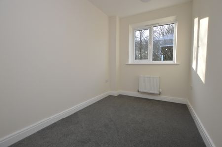 4 Bedroom Semi-Detached House - Photo 4