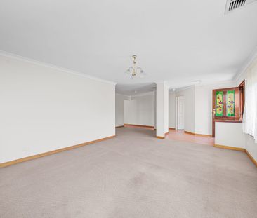 SPACIOUS FAMILY LIVING IN A PRIME LOCATION! - Photo 1