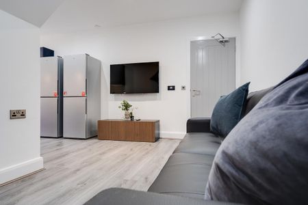 1 bedroom in a flat share to rent - Photo 3