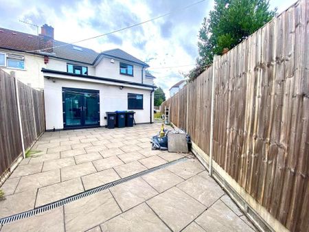 5 bedroom semi-detached house to rent - Photo 2