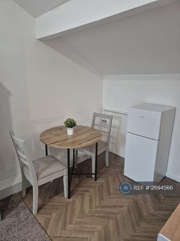 1 bedroom in a house share to rent - Photo 4