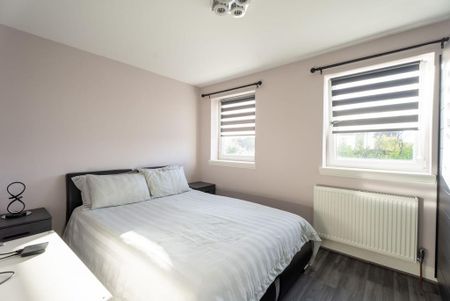 4 bedroom semi-detached house to rent - Photo 3