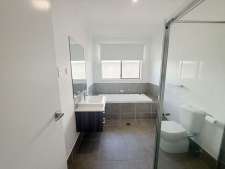 Spacious 4 Bedroom, 2 Bathroom Family Home - Photo 3