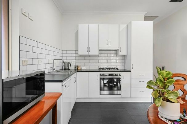 Charming 3- bedroom home - Photo 1