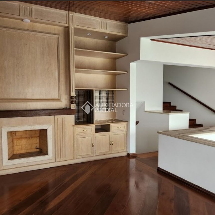 Casa com 4 quartos e 550m² para alugar em Alphaville, Santana de Parnaíba. - Foto 1