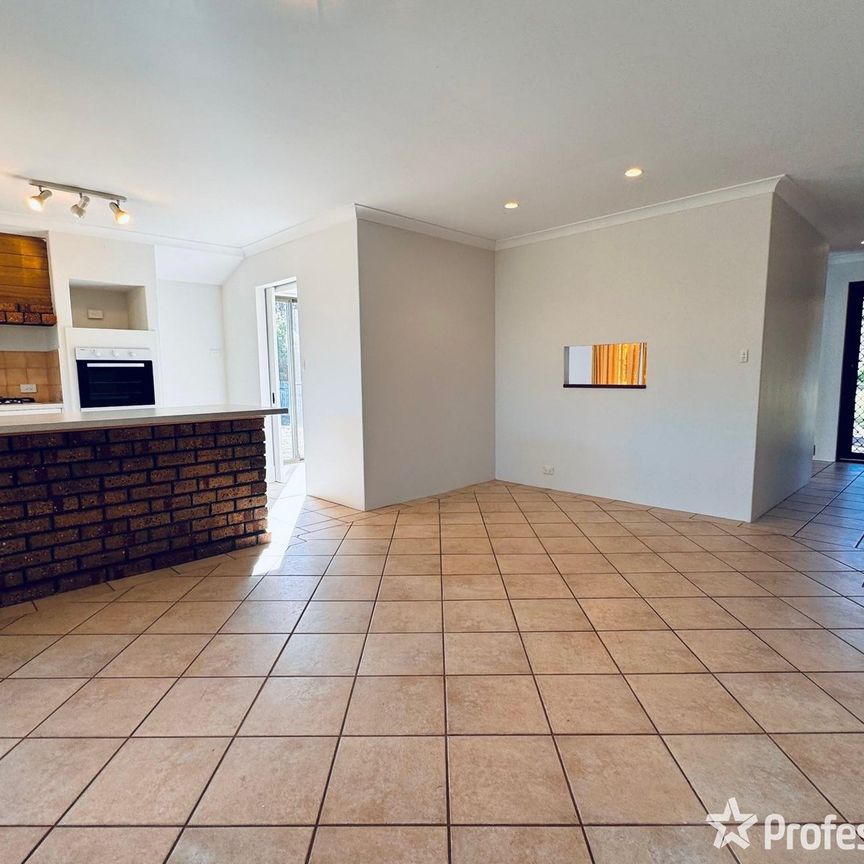 Spacious Family Living with Room for Everyone! - Photo 1