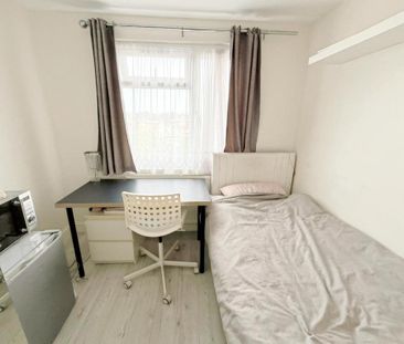 1 bedroom in a house share to rent - Photo 4