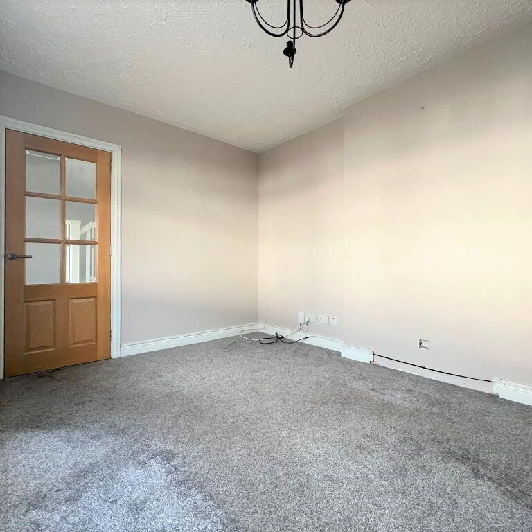 28 Chichester Square, Carrickfergus, BT38 8JU - Photo 1