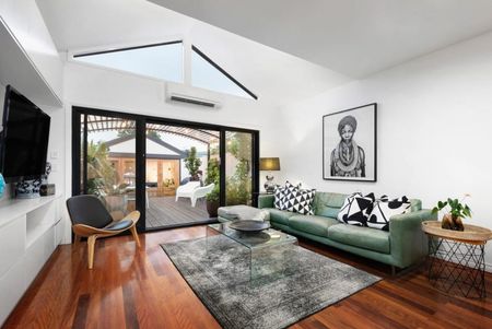 CONTEMPORARY FAMILY LIVING WITH CITY VIEWS & BEACHSIDE LIFETYLE - Photo 2