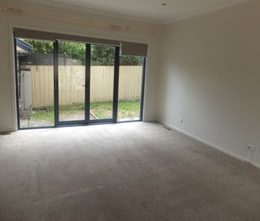 LOVELY THREE BEDROOM TOWNHOUSE! - Photo 4