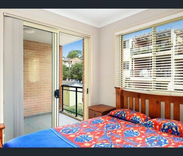 Stunning Light Filled Apartment - Photo 5