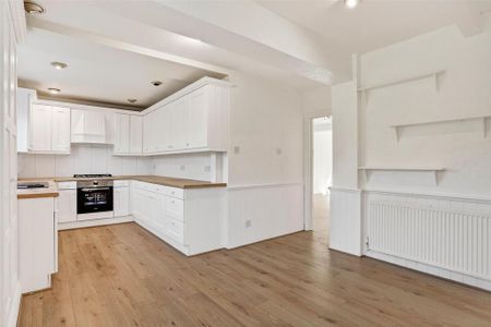 5 bedroom detached house to rent - Photo 2