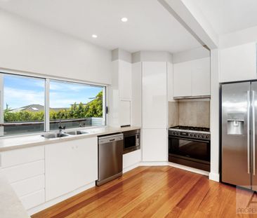 Family friendly home with views to die for! - Photo 6