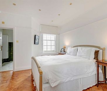 Queen's Gate - Photo 1