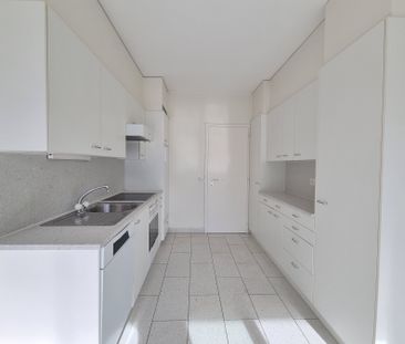 Charmant appartement de 2.5 pièces avec grand balcon au centre-ville - Photo 6