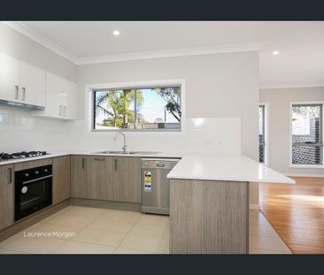 Perfectly balances modern living with an unbeatable setting. - Photo 2