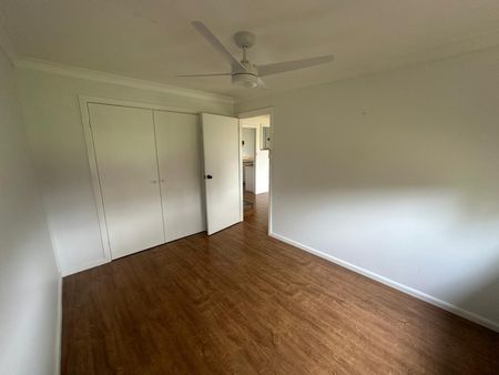 Family Home - 4 Beds / 2 Bathrooms / Wood Fire Heating. - Photo 3