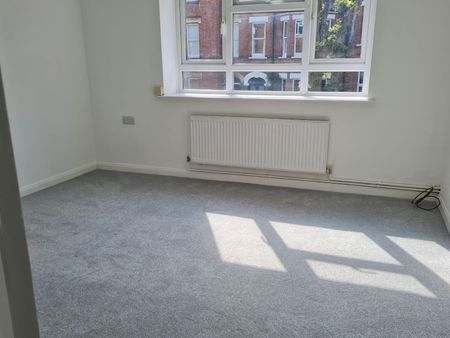 Flat to rent on - Photo 2