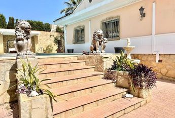 LONG TERM RENTAL. Spacious villa with 6 bedrooms for rent.