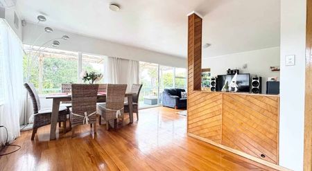 Spacious 7-Bedroom Home with Large Garden - Photo 2