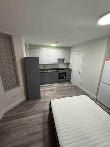 Studio to rent - Photo 2