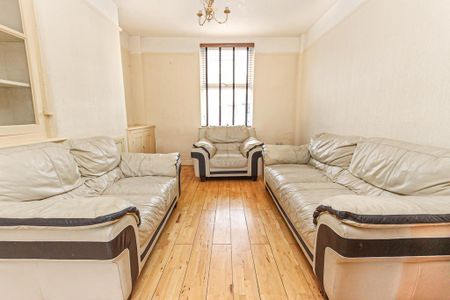 4 bedroom end of terrace house to rent - Photo 2