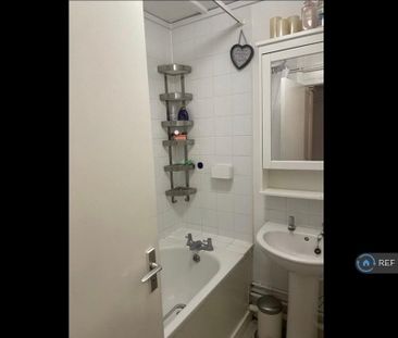 1 bedroom in a flat share to rent - Photo 4