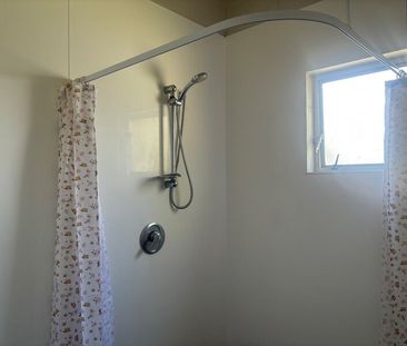 Tidy Two bedroom unit, near city centre. - Photo 6