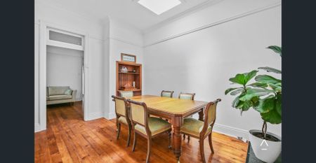 Stunning 3-Bedroom Home, 1km to Bondi Beach - Photo 2