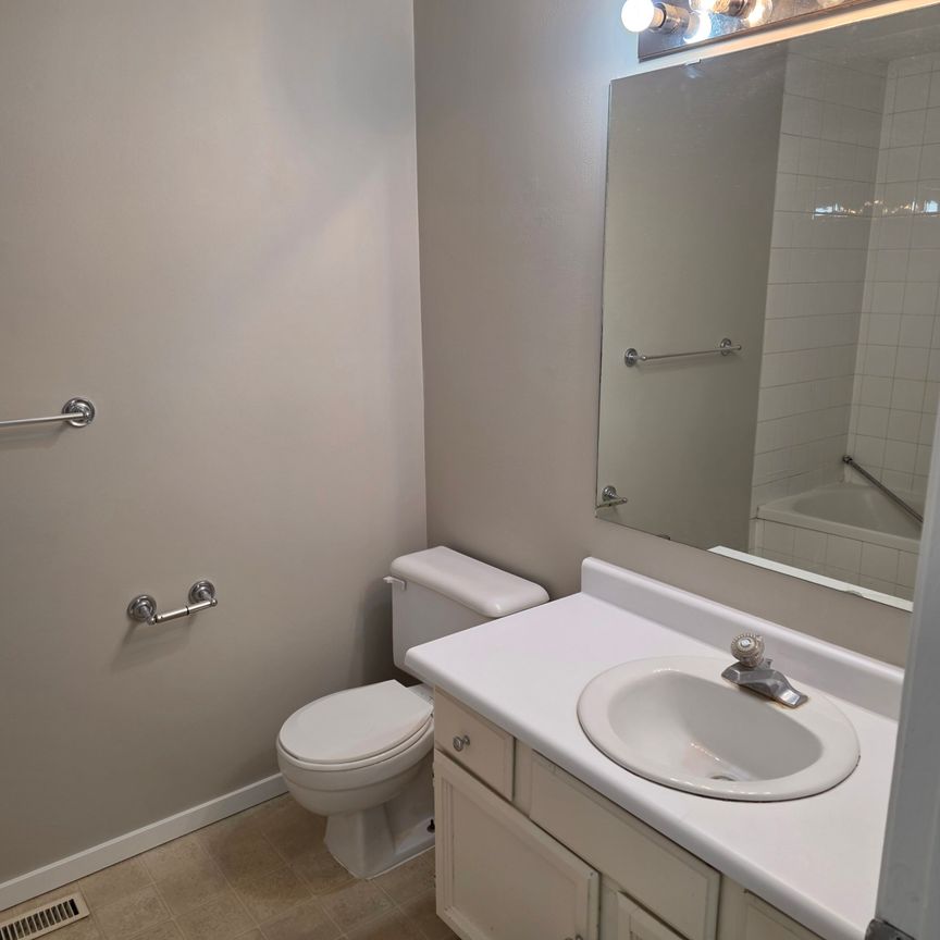 Large 2 bed 1 bath unit by College - Photo 1