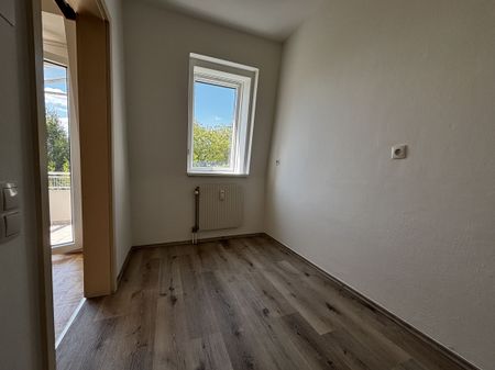 Helle 1,5-Zimmer-Dachgeschosswohnung mit Balkon und separater Küche - Photo 2