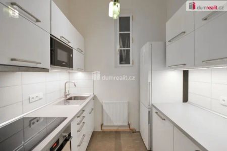 Nádherný stylový byt 1+1 v centru Prahy s vestavěným patrem na spaní a geniem loci - Photo 2