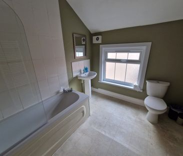 8 Bed Student Accommodation - Photo 2