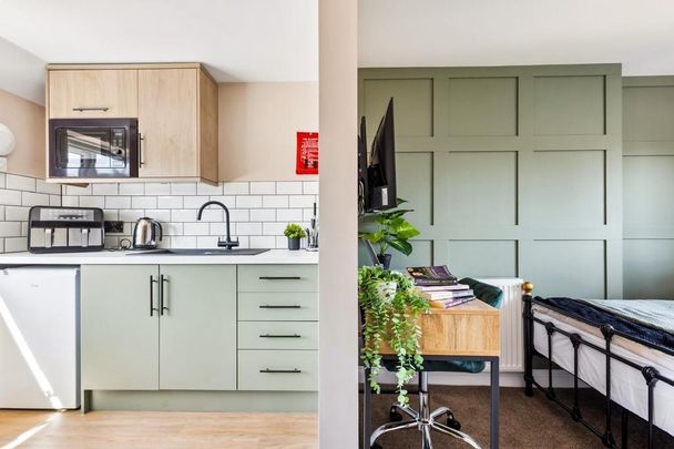 1 bedroom in a house share to rent - Photo 1