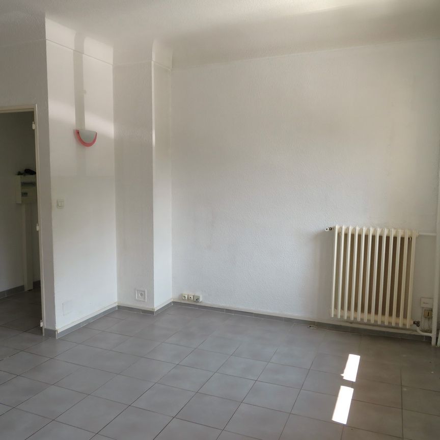 Nîmes, T4, 750€ H.C, Place Hubert Rouger, 83m² - Photo 1