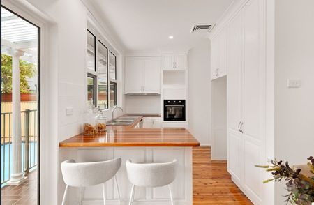 Stunning 3 -Bedroom House in Arncliffe - Photo 2