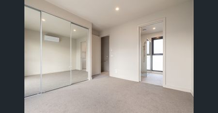 34 Hillman Square - Modern Townhouse in Port Melbourne ( unlimited time street parking around the complex ) - Photo 5