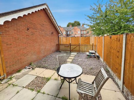 2 bedroom end of terrace house to rent - Photo 5
