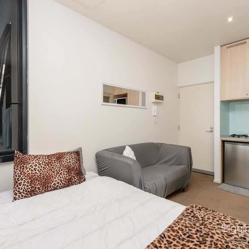 FULLY FURNISHED STUDIO APARTMENT IN THE HEART OF MELBOURNE! - Photo 1