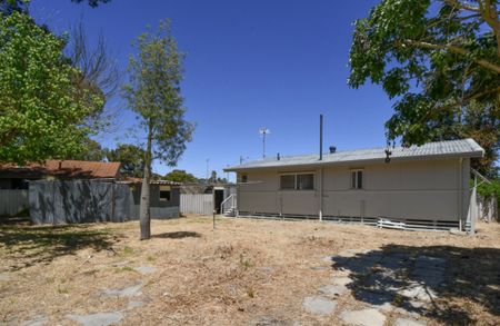 Cosy Three Bedroom in Pinjarra - Photo 2
