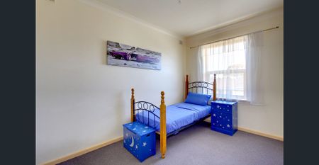 Bright, Spacious & Convenient 2-Bedroom Unit in Prime Location - Photo 3