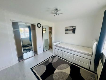 3 bedroom semi-detached house to rent - Photo 2