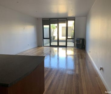 Perfectly located in Ascot Vale - Photo 2