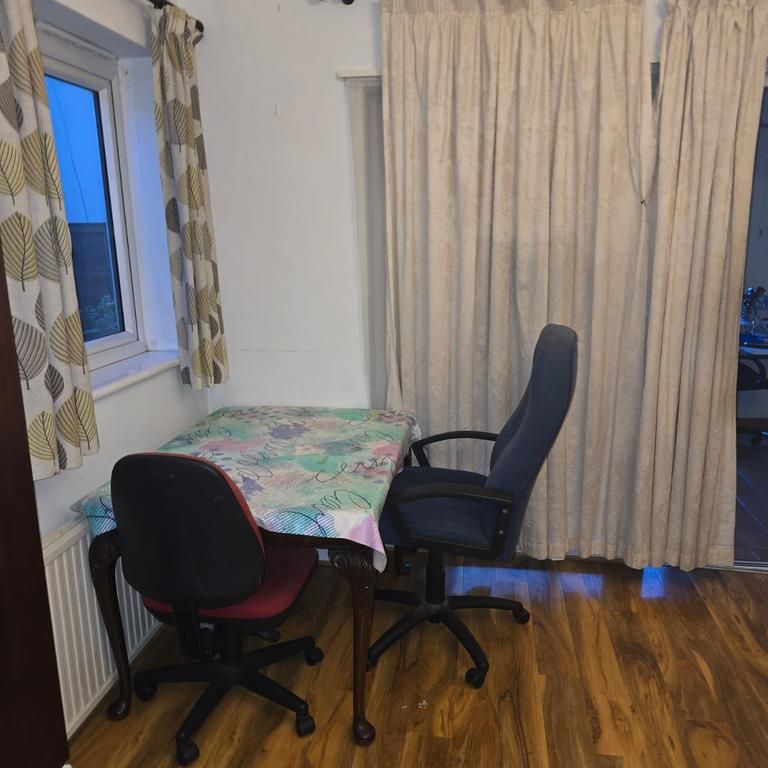 1 bedroom in a flat share to rent - Photo 1