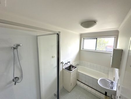 Spacious Two Bedroom Apartment in the heart of Kew - Photo 5