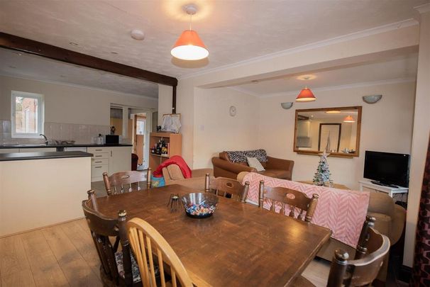 5 bedroom private hall to rent - Photo 1