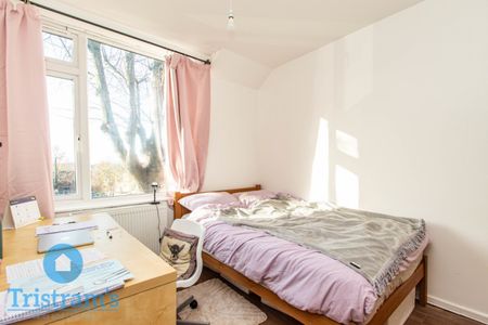 References Pending - 6 bed Semi-Detached House - Photo 5