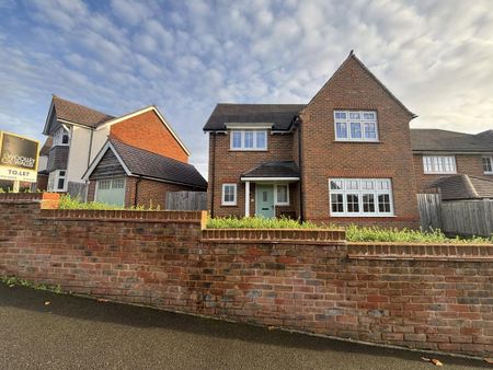 4 bedroom detached house to rent - Photo 2