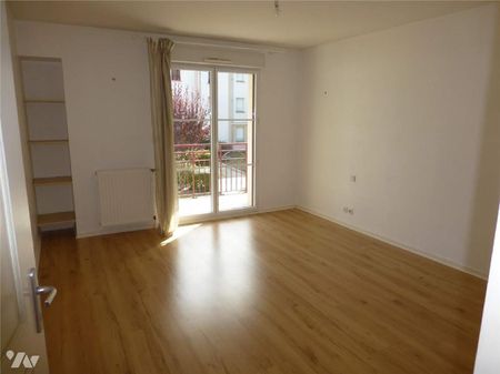 Pour visiter, appeler le 02.23.55.91.17 VITRE. Rue Savary - Proximité Centre ville, ce très b... - Photo 4