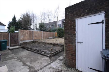 3 bedroom end of terrace house to rent - Photo 3